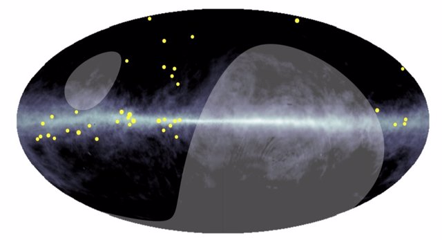 Distribución de los rayos gamma de energía ultra alta (puntos amarillos) detectados por el experimento Tibet AS gamma en el sistema de coordenadas galácticas.