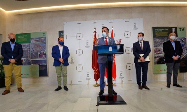 Rueda de prensa del alcalde de Murcia, José Antonio Serrano, acompañado de Mario Gómez, vicealcalde