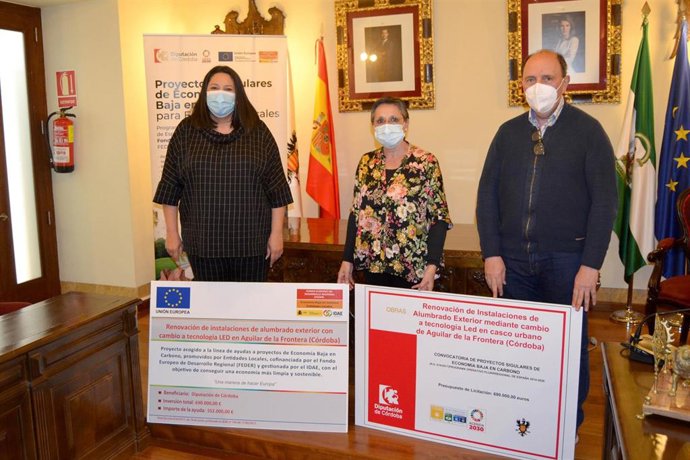 La delegada de Asistencia Económica con los Municipios y Mancomunidades de la Diputación de Córdoba, Dolores Amo (izda.), en su visita a Aguilar de la Frontera.