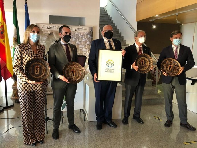 Velasco (2 dcha.) en la presentación del distintivo 'Artesanía hecha en Andalucía' en La Rambla.