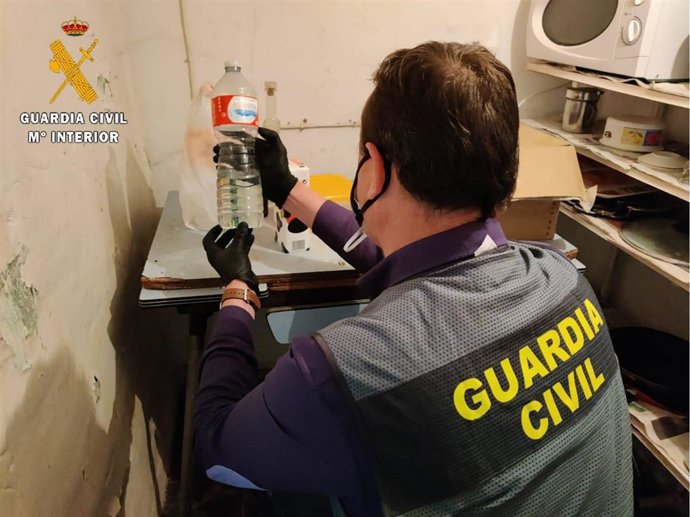 Archivo - Un agente interviene objetos empleados presuntamente en los incendios.