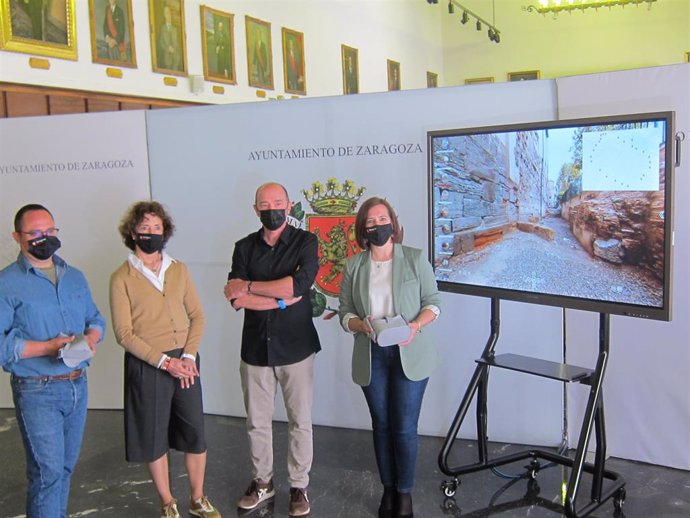 La vicealcaldesa y consejera municipal de Cultura y Proyección Exterior, Sara Fernández, ha presentado el proyecto de digitalización de la muralla romana, junto al realizador virtual de la ruta, Javier Romeo, y el jefe de arqueología, Juan José Domingo