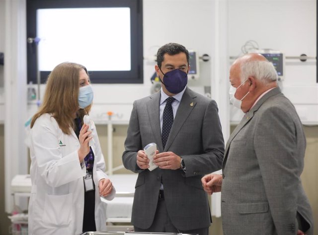 El presidente de la Junta de Andalucía, Juanma Moreno (c), en una visita al Hospital Macarena de Sevilla.
