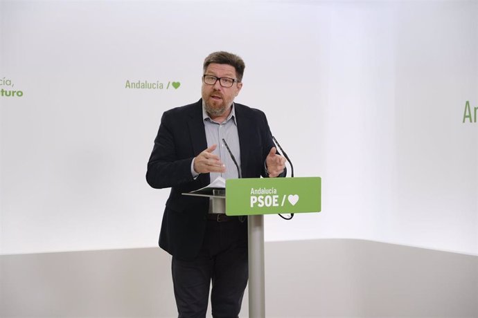 El portavoz adjunto del Grupo Socialista en el Parlamento de Andalucía, Rodrigo Sánchez Haro, este lunes en rueda de prensa.