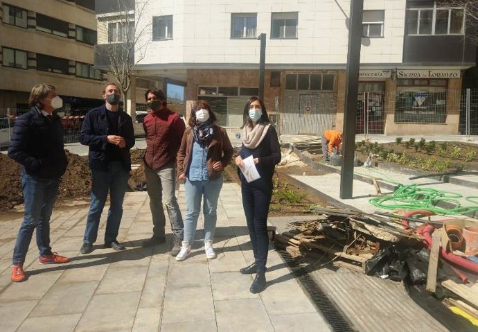 El alcalde de Soria (izda) visita la nueva plaza junto a concejales y técnicos municipales.