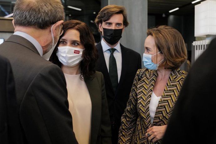 El vicesecretario de Comunicación, Pablo Montesinos, y la portavoz del PP en el Congreso, Cuca Gamarra, asisten al desayuno informativo de Isabel Díaz Ayuso, que ha organizado Europa Press. En Madrid, a 5 de abril de 2021.