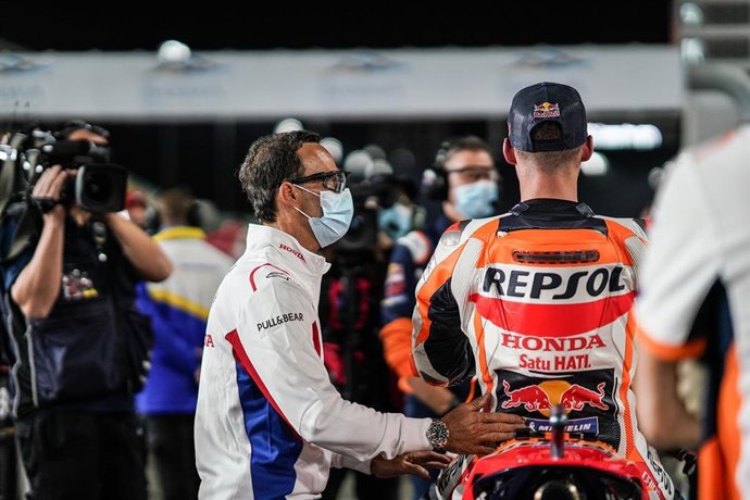 El Team Managerl del Repsol Honda, Alberto Puig, junto a Pol Espargaró en el circuito de Losail.