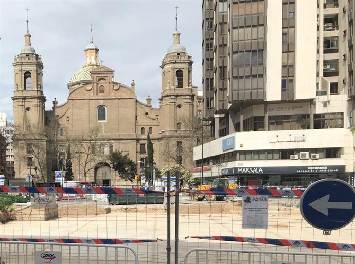 Plaza Salamero en obras con la iglesia de Santiago al fondo