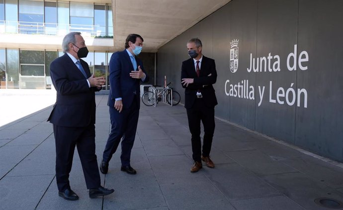 Fernández Mañueco (centro) en la Delegación de la Junta en Salamanca junto al investigador Mariano Barbacid (i) y el rector de la USAL, Ricardo Rivero (d).
