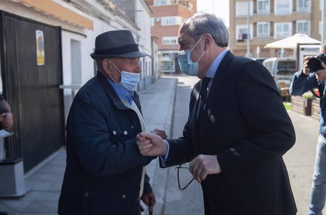 El candidato socialista a la Presidencia de la Comunidad de Madrid, Ángel Gabilondo, saluda a un hombre durante una visita al municipio de Parla, a 5 de abril de 2021, en Parla, Madrid, (España), a 5 de abril de 2021. Con el lema ‘Gobernar en serio’, Gabi