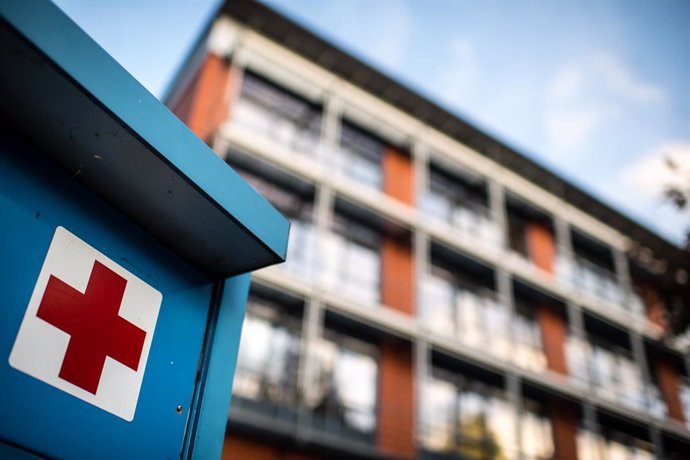 Archivo - 31 January 2020, Trostberg: The red cross can be seen on a sign in front of the building of the Trostberg District Hospital as a child infected with the coronavirus is treated at the clinic. Photo: Matthias Balk/dpa