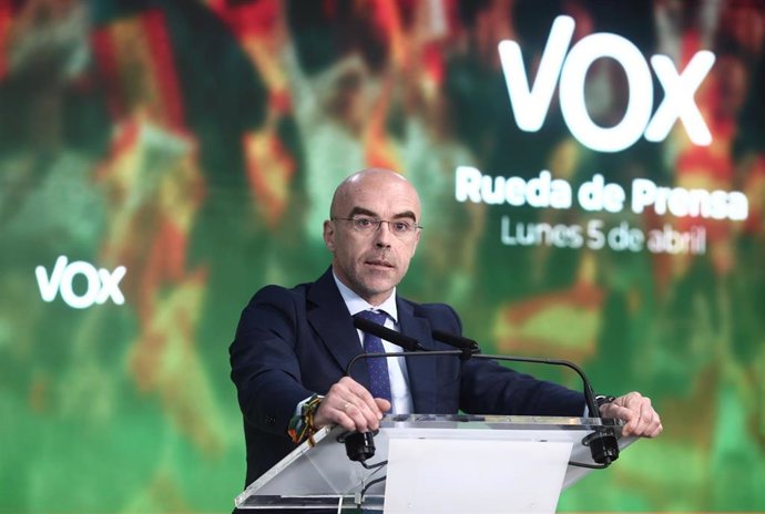 El vicepresidente primero de acción política y eurodiputado de Vox, Jorge Buxadé, interviene durante una rueda de prensa del Comité de Acción Política (CAP) 