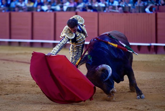 Archivo - Corrida de abono de la Feria de Abril con toros de Fuente Ymbropara. Derechazo del diestro Antonio Ferrera en su primer toro de la tarde.