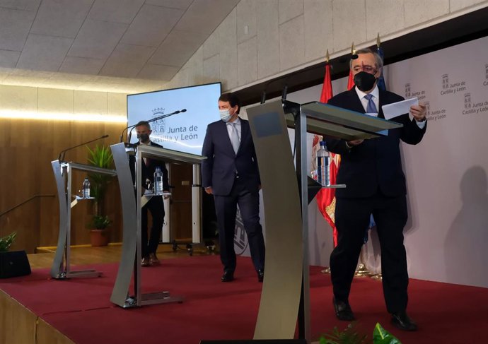 Mariano Barbacid (d) en la presentación del nuevo proyecto de Krasko Research en Salamanca junto al presidente de la Junta, Alfonso Fernández Mañueco (c) y el rector de la Universidad de Salamanca, Ricardo Rivero (i).
