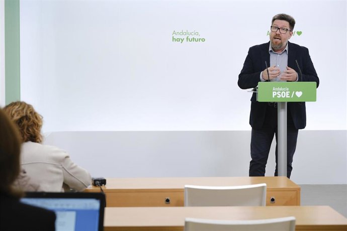 El portavoz adjunto del PSOE en el Parlamento de Andalucía, Rodrigo Sánchez Haro, este lunes en rueda de prensa.