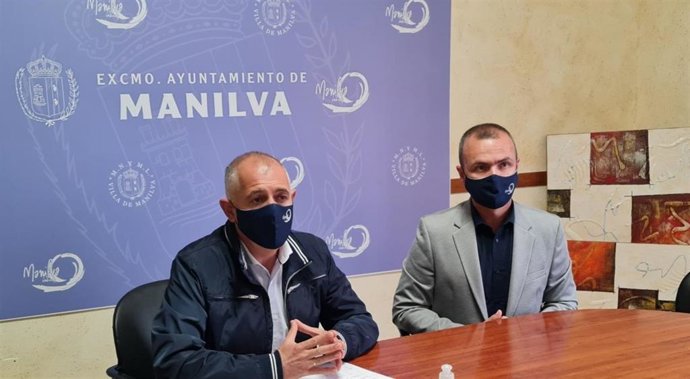 El alcalde de Manilva, Mario Jiménez, y el primer teniente de alcalde, Diego José Jiménez, en una reunión