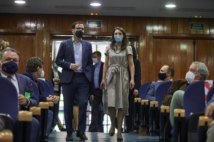 El ministro de Consumo, Alberto Garzón con la ministra de Igualdad, Irene Montero, a su llegada al traspaso de carteras ministeriales, en Madrid (España), a 31 de marzo de 2021.  
