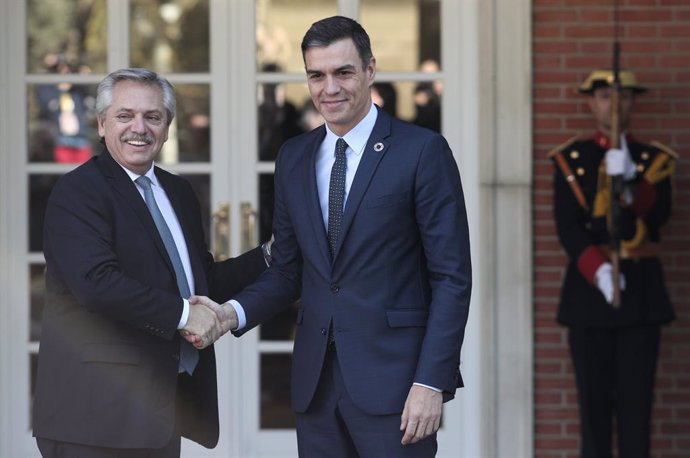 Archivo - El presidente del Gobierno, Pedro Sánchez (dech) y presidente de la República Argentina, Alberto Fernández (izq), posan juntos momentos antes de su reunión en La Moncloa, Madrid (España), a 4 de febrero de 2020.