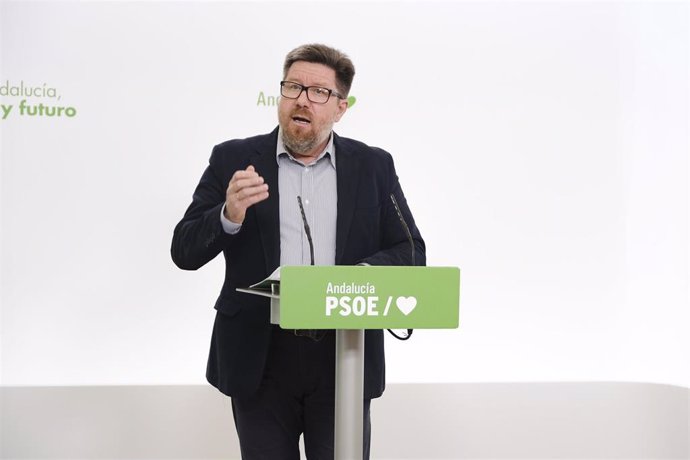 El portavoz adjunto del PSOE en el Parlamento de Andalucía, Rodrigo Sánchez Haro, este lunes en rueda de prensa.