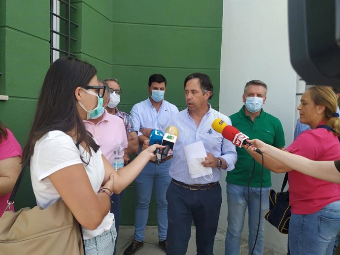 Archivo - El alcalde del PP de La Roda de Andalucía, Juan Jiménez, atiende a los medios de comunicación