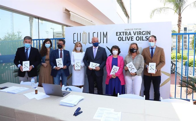 El presidente de la Diputación de Córdoba, Antonio Ruiz (cuarto por la dcha.), en la cata final del concurso de la Guía Evooleum Top 100.