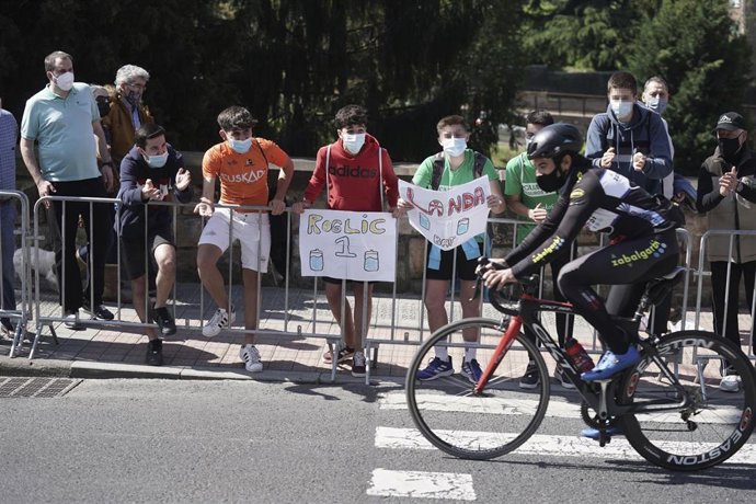 Varios jóvenes animan a un ciclista durante la primera etapa de la Itzulia 2021, a 5 de abril de 2021, en Bilbao, Euskadi (España). Bilbao acoge este lunes el inicio de la 60 edición de la Itzulia, la Vuelta Ciclista al País Vasco.