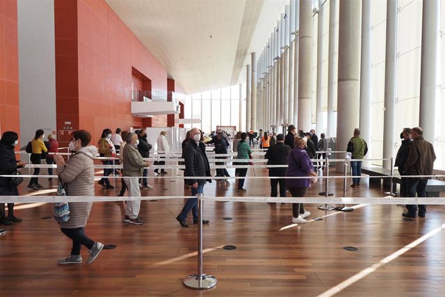 Una fila de persona esperan para recibir la vacuna contra el Covid-19, en el Centro Cultural Miguel Delibes, a 5 de abril de 2021, en Valladolid, Castilla y León, (España).
