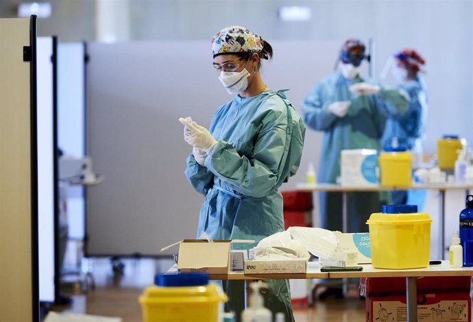 Una profesional sanitaria, en un dispositivo de vacunación masiva frente al Covid-19, en el Palacio de Exposiciones y Congresos de Santander, en Cantabria (España), a 31 de marzo de 2021.