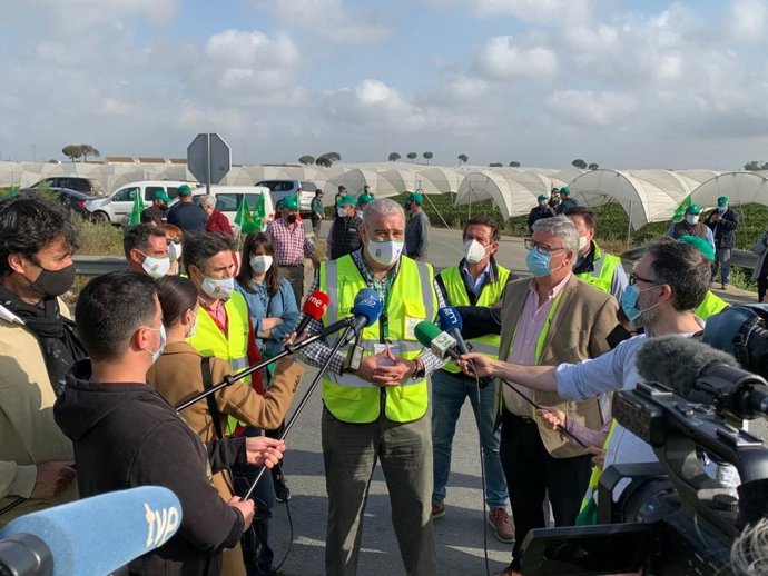Concentración de agricultores en Moguer (Huelva).