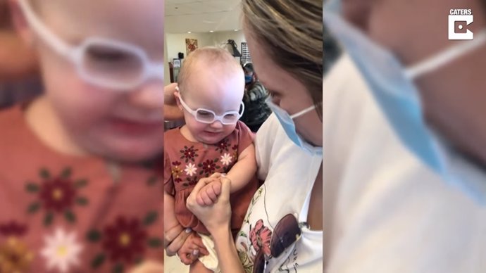 Esta niña de 14 meses recibe su primer par de gafas para ver de cerca