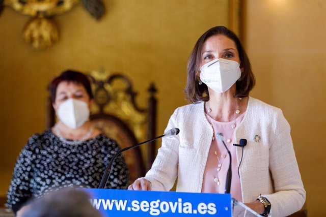 La ministra de Industria, Comercio y Turismo, Reyes Maroto, interviene en rueda de prensa durante una visita institucional a Segovia, a 5 de abril de 2021, en Segovia, Castilla y León, (España). 