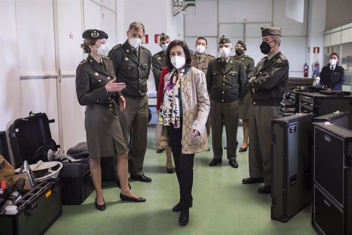 La ministra de Defensa, Margarita Robles (c), durante su visita al Centro Militar de Veterinaria de la Defensa, a 5 de abril de 2021, en Madrid, (España). 
