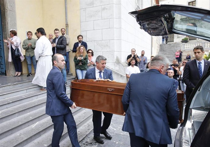 Archivo - Funeral por David Carragal Garay, el hombre que murió por una agresión en las fiestas del barrio ovetense de La Florida. Iglesia parroquial de San Pedro de Cudillero.