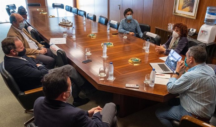 Reunión mantenida este lunes entre la Diputación de Huelva y la Caja Rural del Sur.