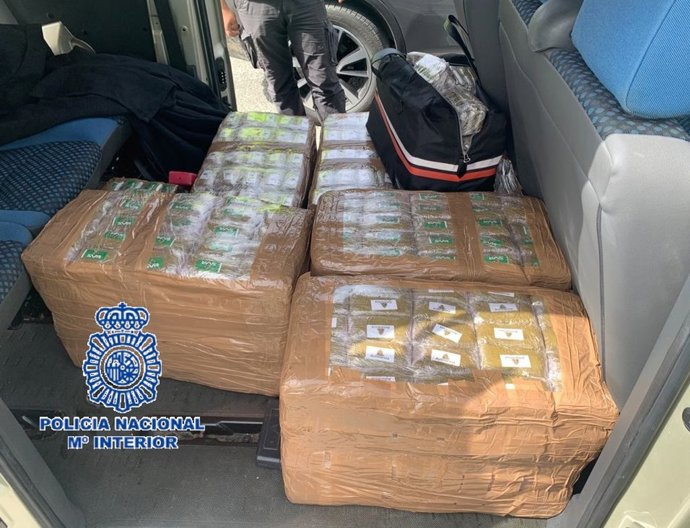 Droga intervenida por la Policia Nacional a un conductor que realizaba maniobras temerarias al volante de una furgoneta en Coín