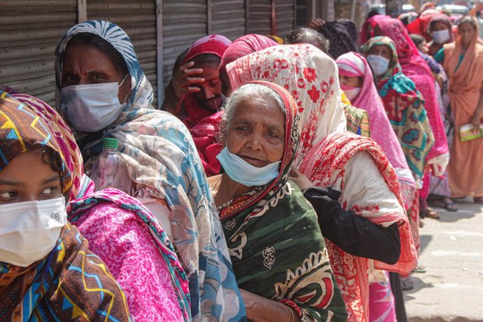 05 April 2021, Bangladesh, Dhaka: Women queue to buy food at the open market. A week-long nationwide lockdown began in Bangladesh onMonday, imposed to slow the spread of Covid-19, although many in the capital Dhaka defied the shutdown orders. Photo: Md