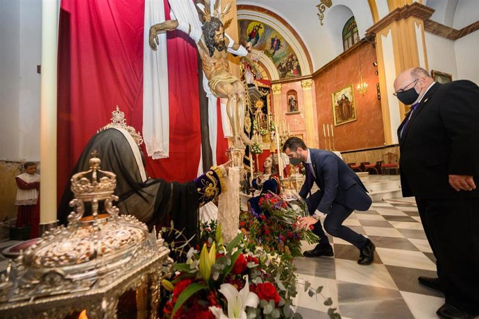 Visita del alcalde de Almería, Ramón Fernández-Pacheco, a la hermandad de Silencio, del Jueves Santo.