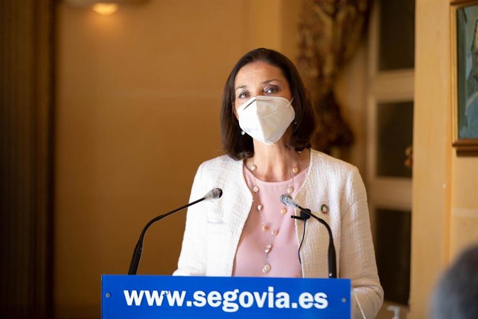La ministra de Industria, Comercio y Turismo, Reyes Maroto, interviene en rueda de prensa durante una visita institucional a Segovia, a 5 de abril de 2021, en Segovia, Castilla y León, (España).