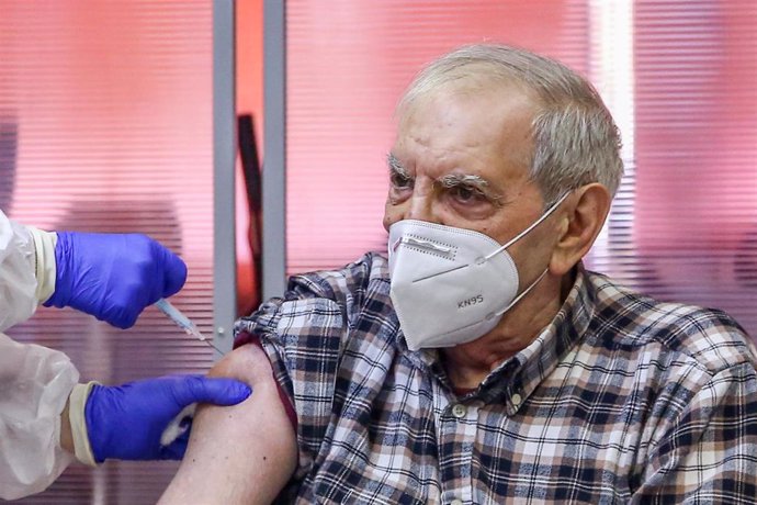 Archivo - José Antonio es vacunado durante el primer día de vacunación contra la Covid-19 en España, en la residencia de mayores Vallecas, perteneciente a la Agencia Madrileña de Atención Social (AMAS), en Madrid (España), a 27 de diciembre de 2020.