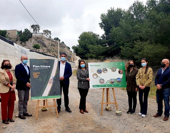 La consejera de Agricultura presenta el Plan Itínere en Adra (Almería)