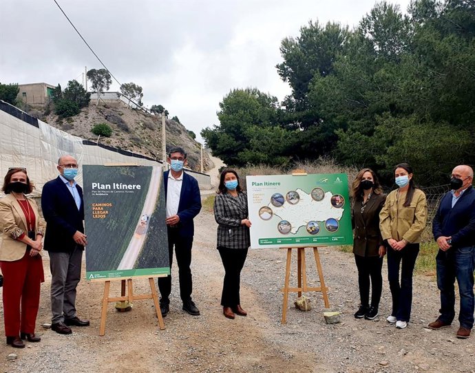 La consejera de Agricultura presenta el Plan Itínere en Adra (Almería)