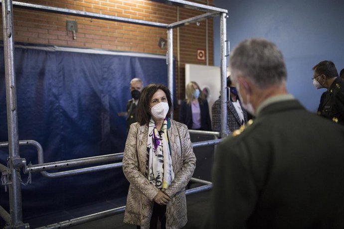 La ministra de Defensa, Margarita Robles, durante su visita al Centro Militar de Veterinaria de la Defensa, a 5 de abril de 2021, en Madrid, (España).