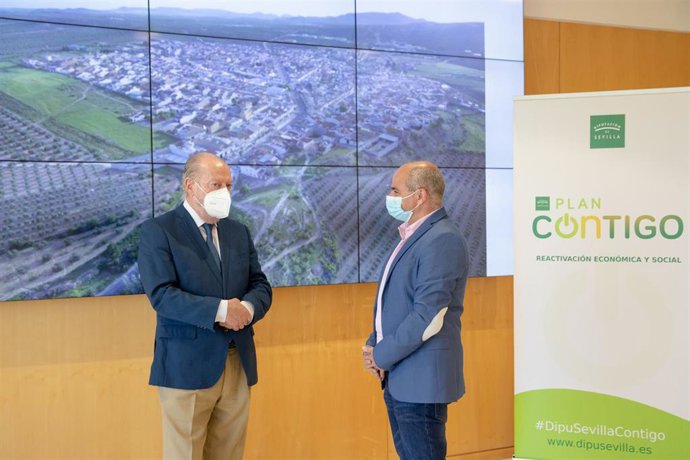 El presidente de la Diputación de Sevilla, Fernando Rodríguez Villalobos, y el alcalde de Martín de la Jara, Manuel Sánchez Aroca