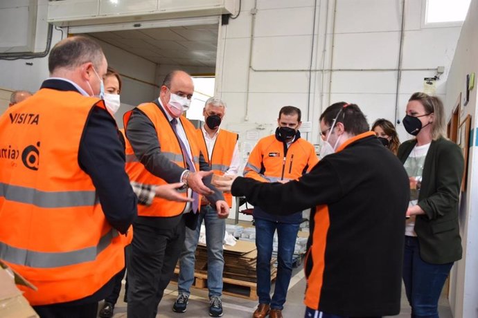 El vicepresidente regional, josé Luis Martínez Guijarro, visita las instalaciones de AMIAB