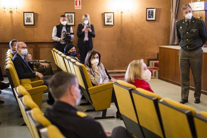 La ministra de Defensa, Margarita Robles, en una visita al Centro Militar de Veterinaria de la Defensa