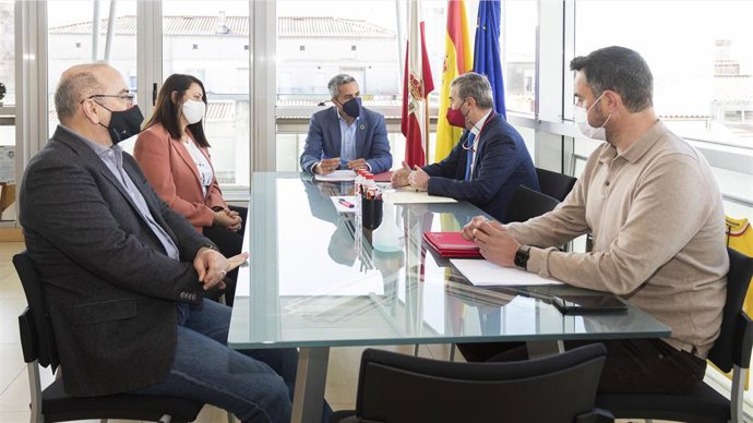 El Vicepresidente Y Consejero De Universidades, Igualdad, Cultura Y Deporte, Pablo Zuloaga, Recibe Al Alcalde De Santa Cruz De Bezana, Alberto García