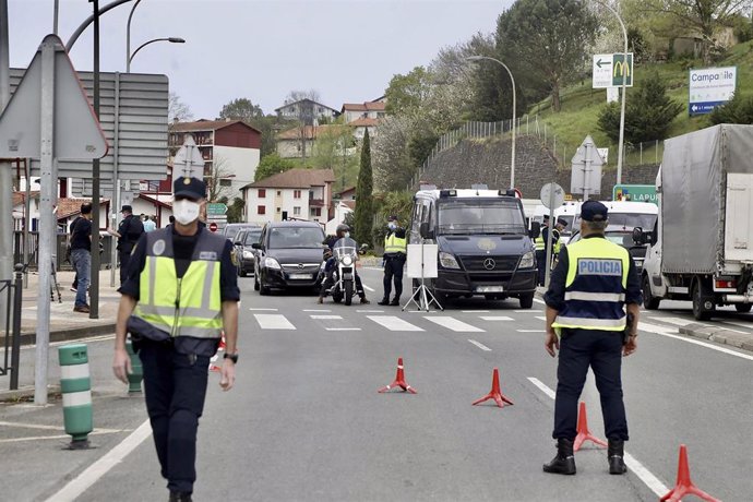 Dos policías nacionales participan en un control en la frontera con Francia, en Irún 