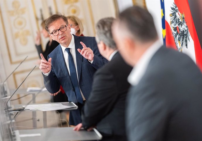 24 March 2021, Austria, Vienna: Austrian Health Minister Rudolf Anschober (C) speaks during a ress conference at the Federal Chancellery after agreement on tougher measures in eastern Austria. Photo: Georg Hochmuth/APA/dpa