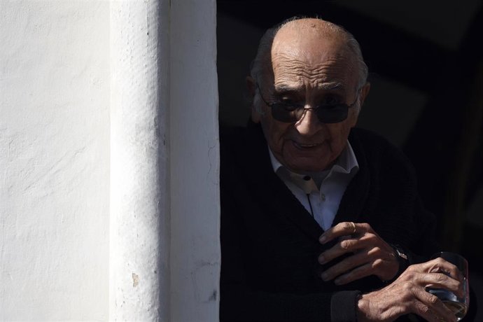 Archivo - El poeta valenciano Francisco Brines celebra en su casa la concesión del Premio Cervantes