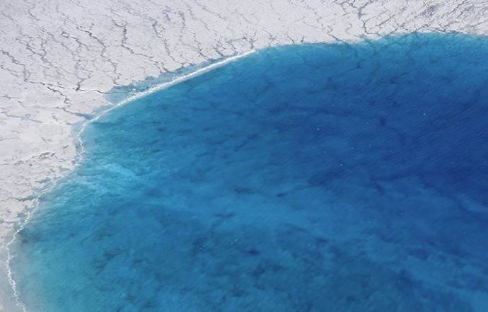 Lago sobre el hielo de Groenlandia